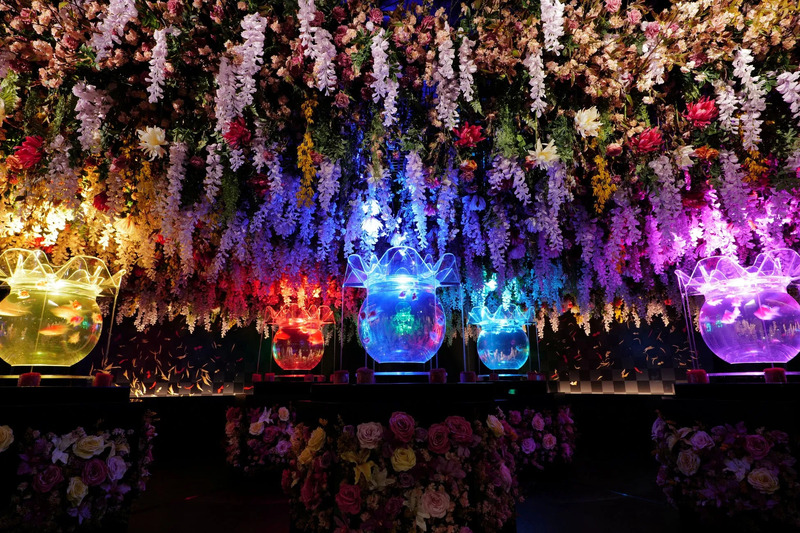 幻想的な花と金魚鉢のライトアップ