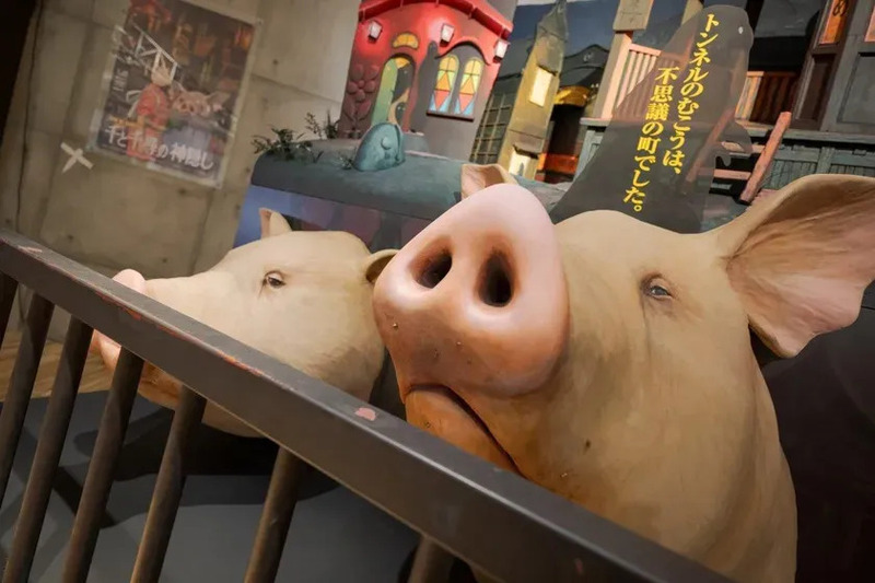 映画「千と千尋の神隠し」のワンシーンを再現した展示。豚の顔のオブジェが特徴的。