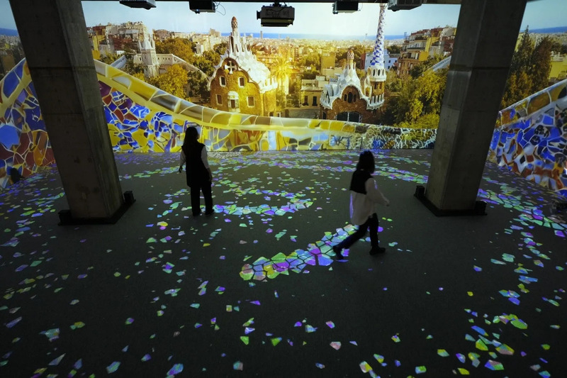 幻想的なガウディ建築のプロジェクションマッピング空間