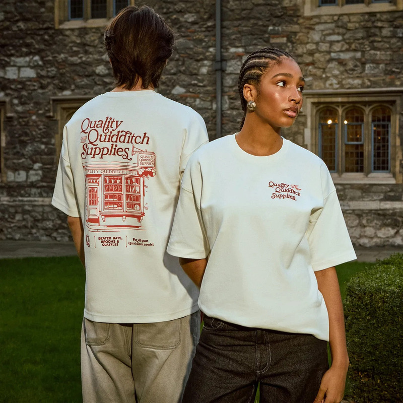 Quality Quidditch SuppliesのTシャツを着た人々
