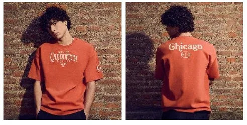 Quidditch Chicagoと書かれたオレンジ色のTシャツを着た男性