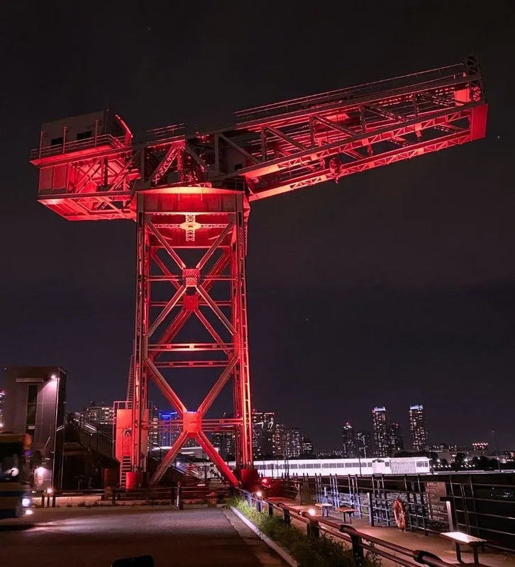 夜のライトアップされた赤いクレーン