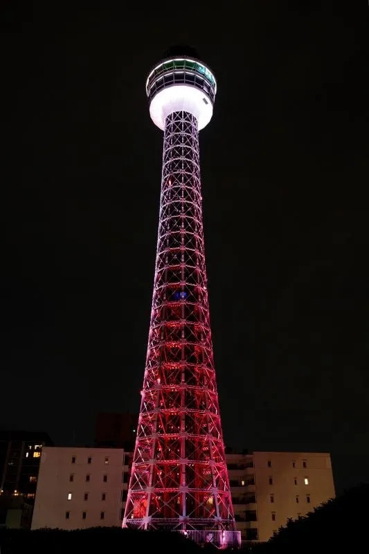 夜にライトアップされたタワー