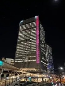 夜の街並みの高層ビル