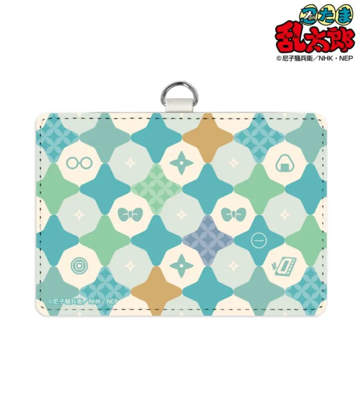 水色と緑色の幾何学模様のパスケース。上部に金属製のリングが付いている。