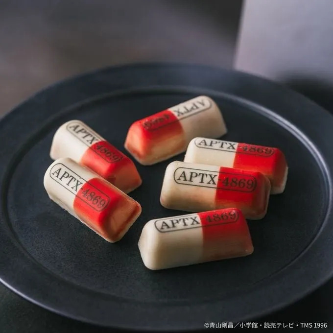 APTX 4869をモチーフにしたお菓子が黒い皿に並べられている写真