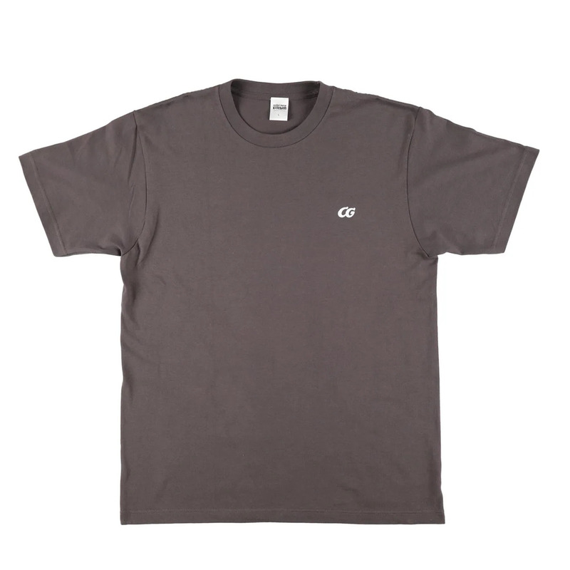 茶色のTシャツにCGロゴ