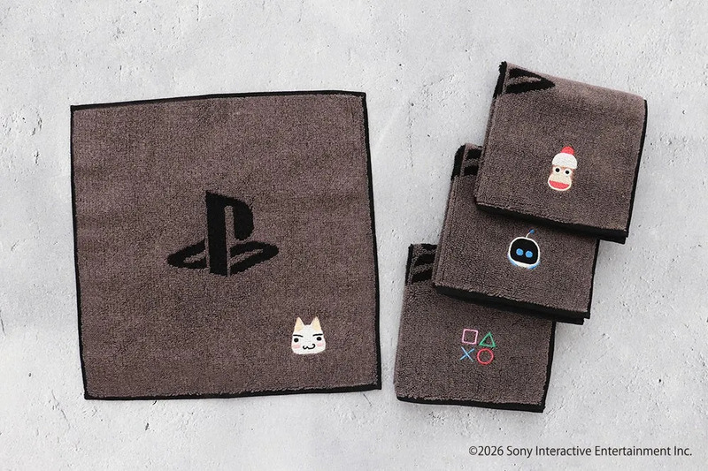 PlayStationのロゴやキャラクターが刺繍されたハンドタオルが写った写真です。