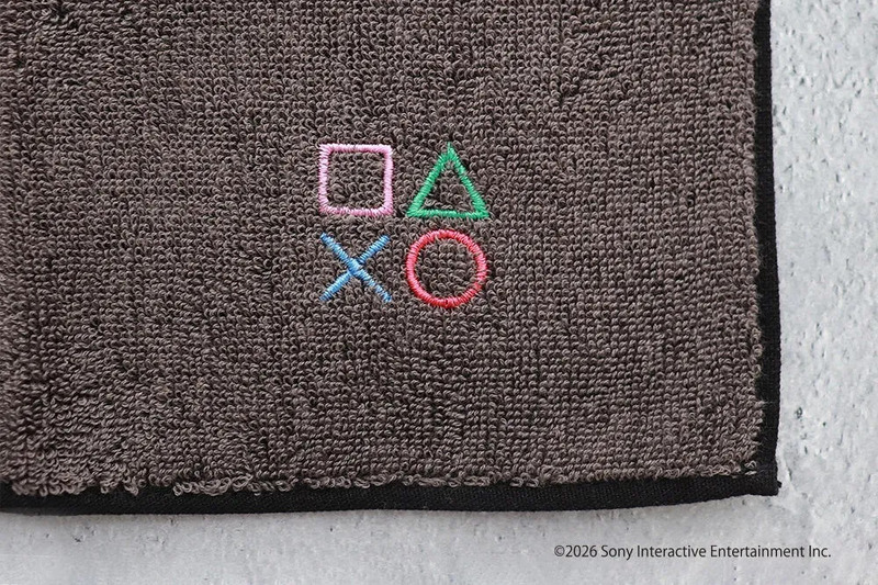 茶色のタオルにPlayStationのコントローラーのマークが刺繍されている画像