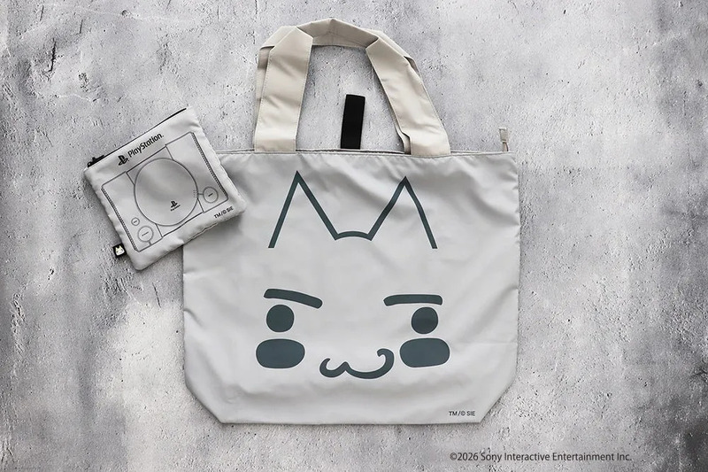 PlayStationのグッズセット。白を基調としたバッグとポーチで、バッグには猫の顔が描かれている。