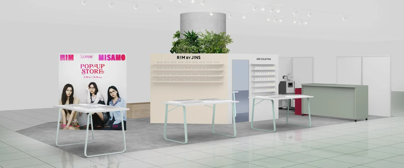 眼鏡店内のポップアップストアの様子。ポスターには3人の女性が写っており、眼鏡をかけている。店内には眼鏡が展示されており、レンズコレクションの表示もある。