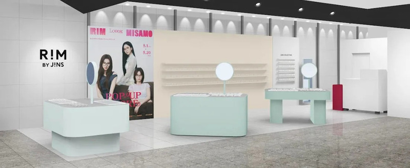 眼鏡店内の様子。展示台やポスター、ディスプレイなどが配置されている。