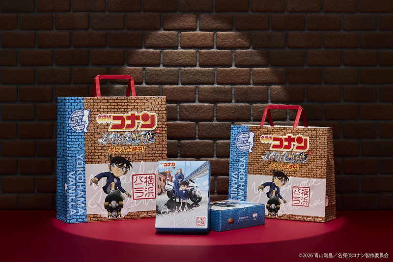 名探偵コナンのコラボ商品が写った写真。コナンが描かれた紙袋や箱が並んでいる。