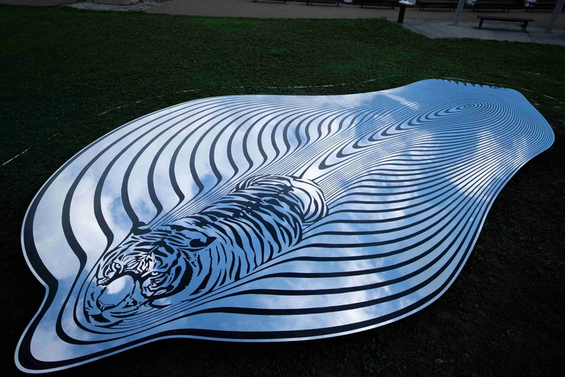 虎の形をした鏡面彫刻。