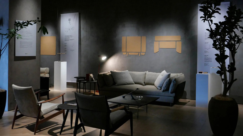 展示室のインテリア。ソファ、椅子、テーブル、観葉植物などが配置されている。