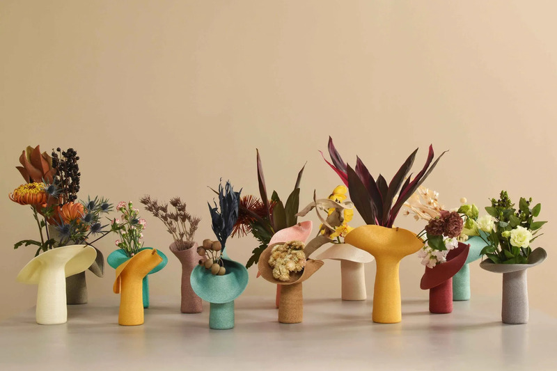 様々なおしゃれな花瓶に生けられた花々の写真。