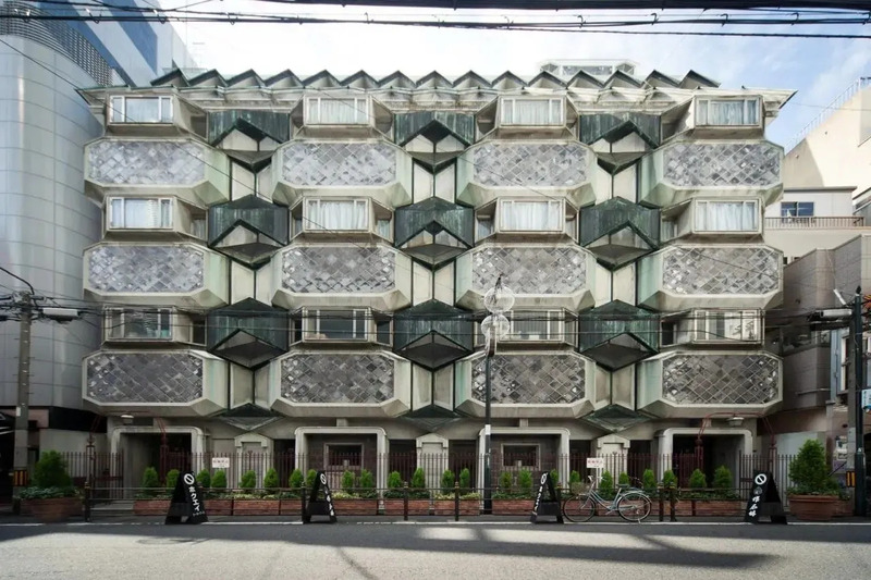 幾何学模様のユニークな外観を持つ、日本の建物。