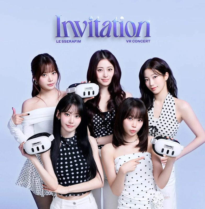 LE SSERAFIM メンバーがVRゴーグルを持つ画像