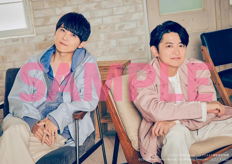 2人の男性が椅子に座ってポーズを取っている写真。