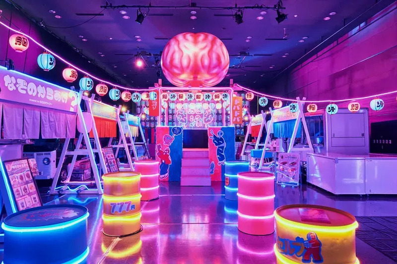 イベント会場の様子。ネオンカラーで彩られ、多くの人が集まっている。