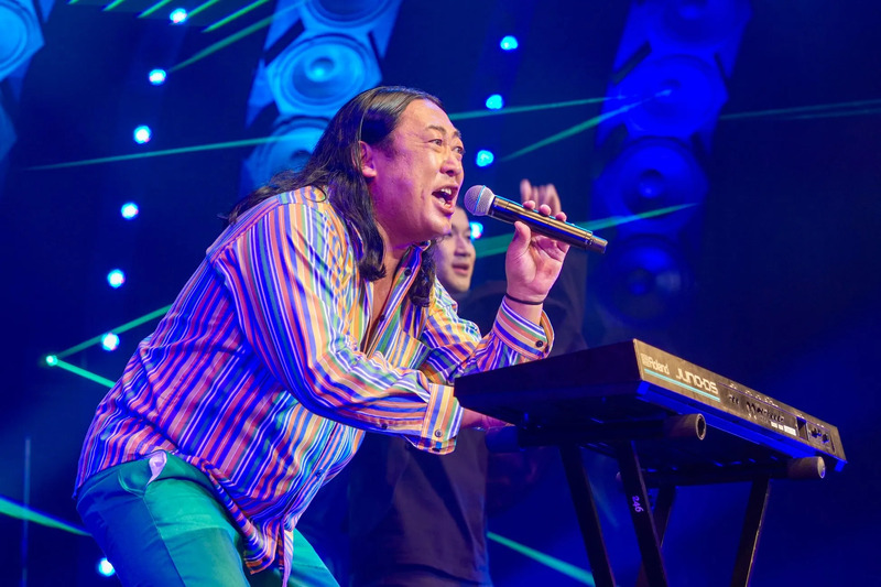 男性歌手のパフォーマンス