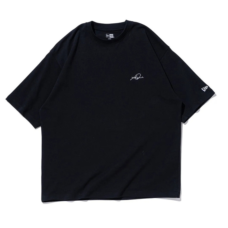 胸元にサインのようなロゴが入った黒Tシャツ