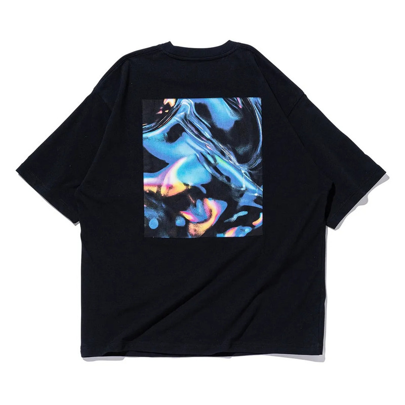 背面に抽象的な模様がプリントされた黒Tシャツ