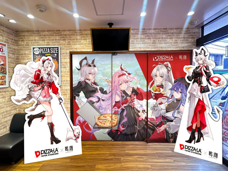 PIZZA-LAの店舗に飾られた鳴潮コラボのポスターや等身大パネル
