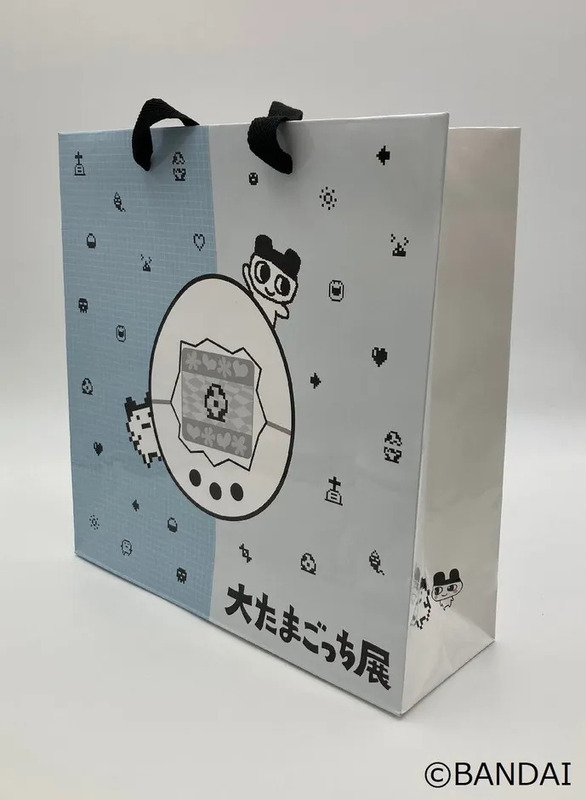 たまごっちのキャラクターが描かれた水色のショッパー