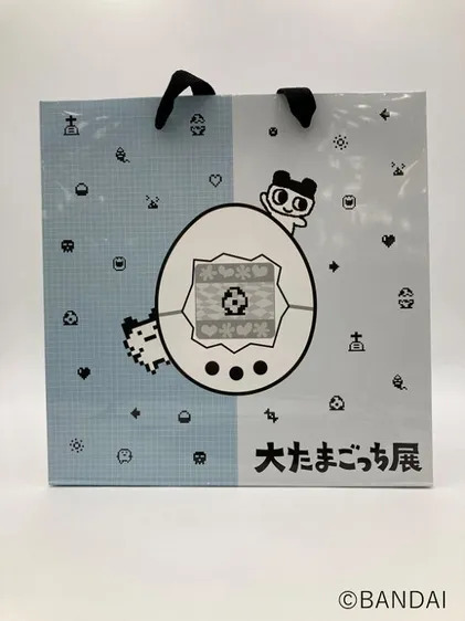 たまごっちのキャラクターが描かれた青いショッパー