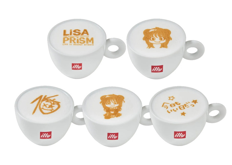 LISAの15周年記念のカフェアート。PRISMの文字や、キャラクターのイラスト、メッセージが描かれている。