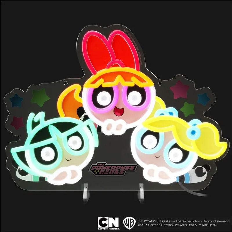 パワーパフガールズのネオンサイン。ブロッサム、バブルス、バターカップの3人が描かれています。背景は黒。