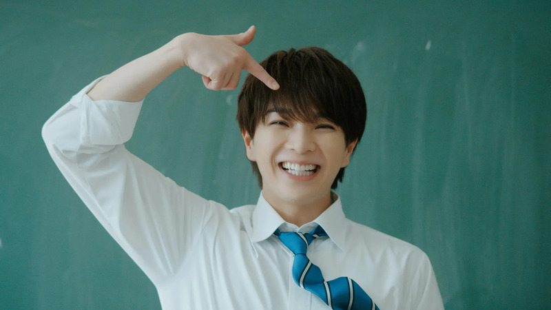 WEBCMのシーン：友人たちと楽しそうに話す塩﨑太智さん