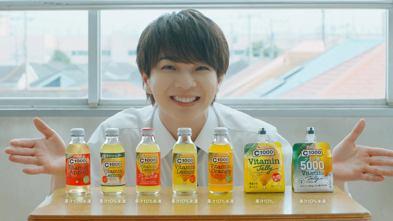 WEBCMのシーン：屋外でC1000を手に笑顔の塩﨑太智さん
