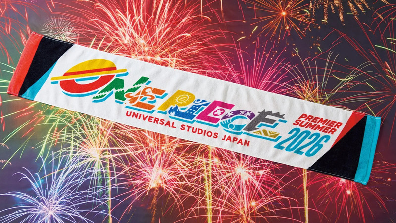 花火を背景に、ユニバーサル・スタジオ・ジャパンの「ONE PIECE PREMIER SUMMER 2026」のロゴがデザインされた白いタオル