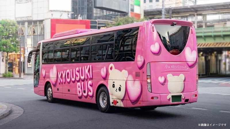 ピンクのバス,ラッピングバス,かわいい,ハート,クマ,キャラクター,街中,交通機関,日本,観光バス