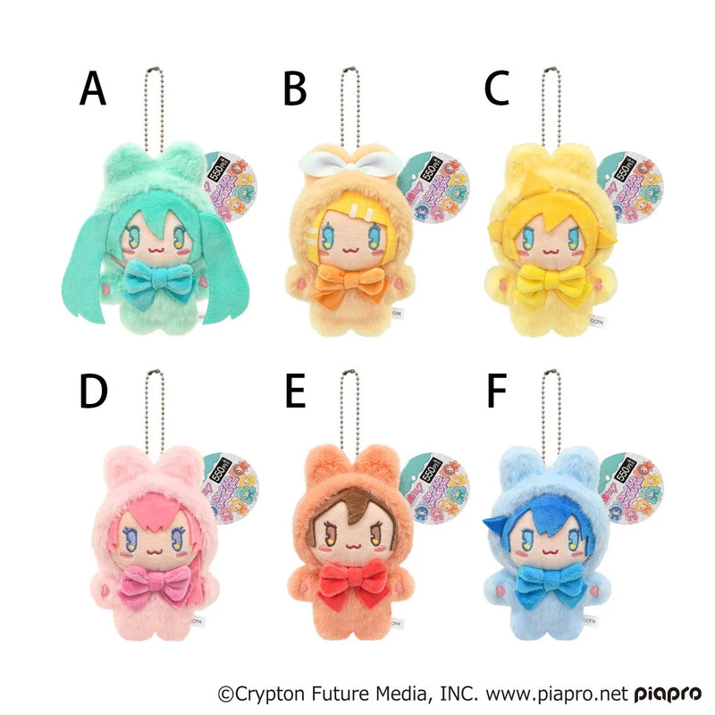 Y2Kテーマのミクたちが可愛いぬいぐるみキーホルダーになって登場!推しをバッグに付けて、一緒にどこへでも出かけましょう。