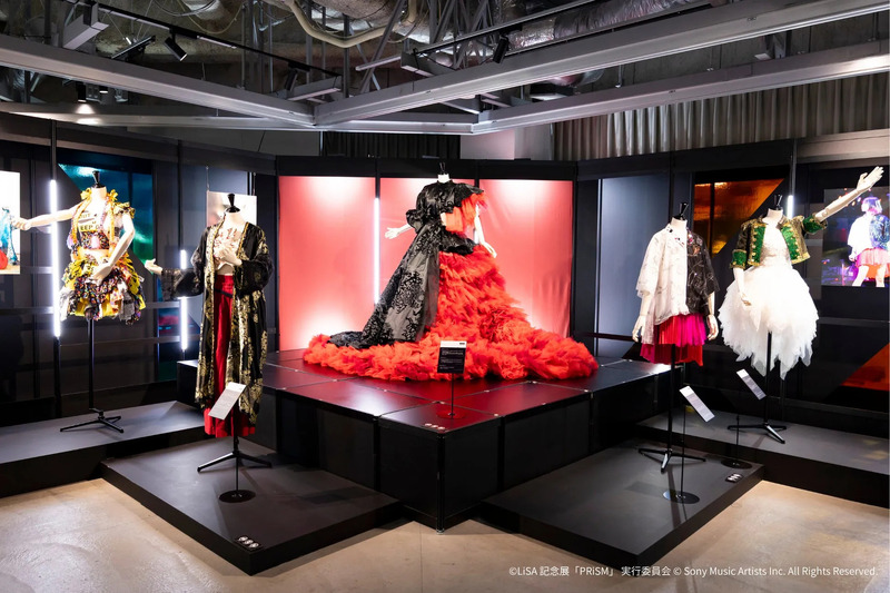 展覧会内の衣装展示イメージ