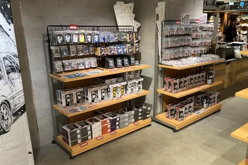店内を眺める来場者