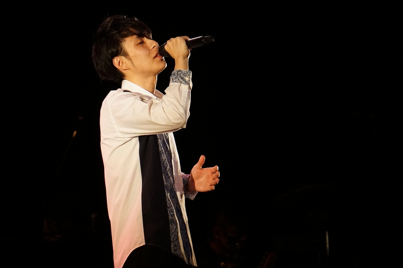 華麗に歌い上げる林部智史の写真